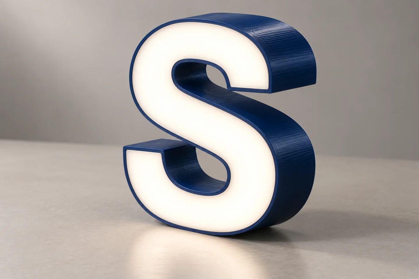 Ilustração de letra S impressa em 3D com corpo azul, camadas aparentes e face iluminada