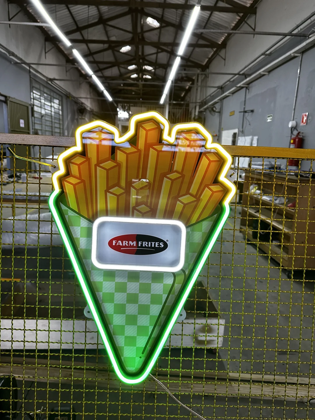 Letreiro luminoso decorativo com formato de batatas fritas