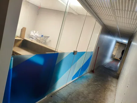 Grafismos em divisórias de vidro