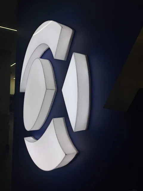 Detalhe lateral de identificação de marca em relevo