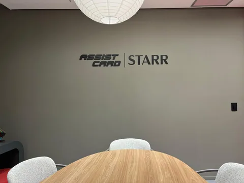 Identificação Assist Card e Starr em parede de sala de reunião