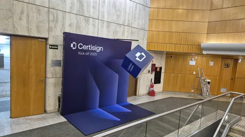 Composição cenográfica azul Certisign instalada em espaço de evento