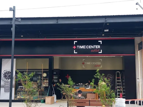 Time Center: fachada e letreiro