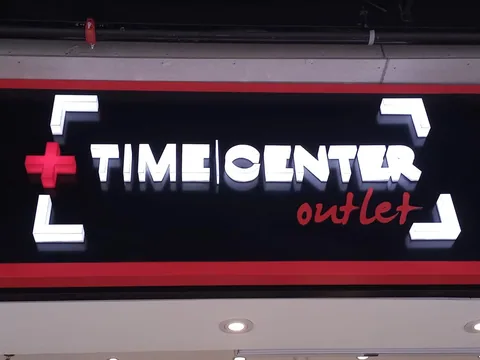 Time Center: fachada e letreiro