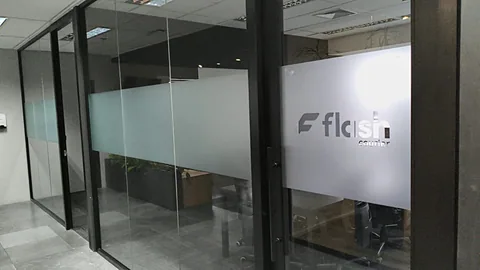 Faixa jateada e identificação Flash em divisória de vidro