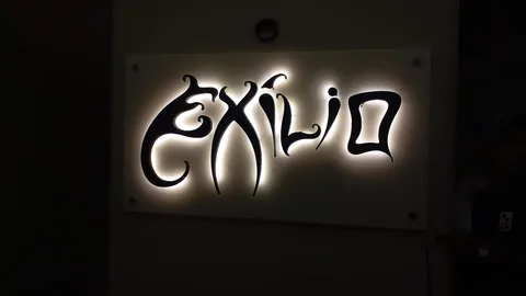 Letreiro com efeito luminoso