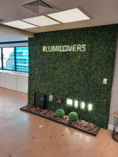 Identificação Lumilovers sobre painel com vegetação