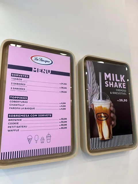 Painéis de cardápio da Moo Haus instalados lado a lado na parede