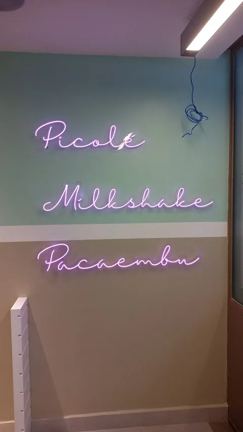 Neon e mensagens na parede
