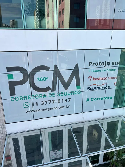 PCM: comunicação em fachada de vidro