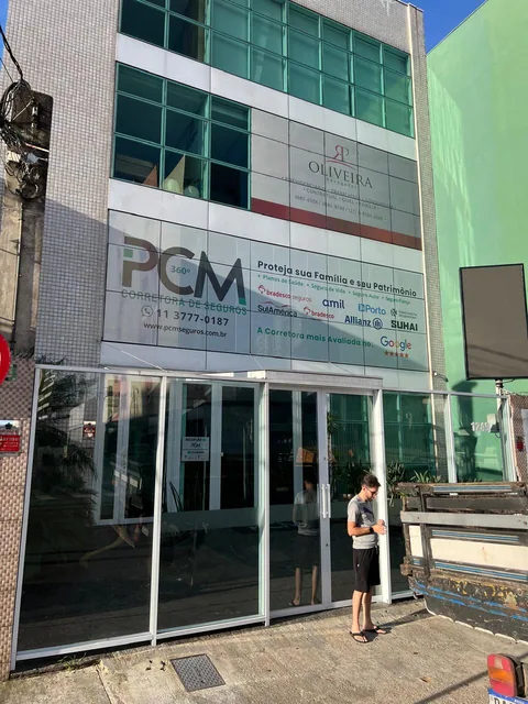 PCM: comunicação em fachada de vidro
