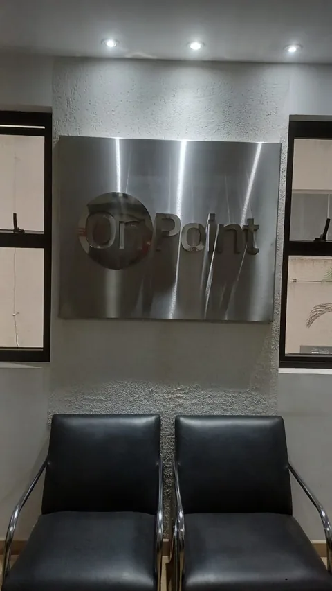 Placa de identificação metálica