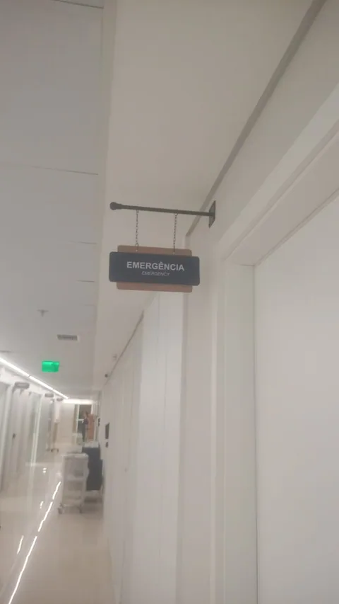 Placa de identificação instalada acima de uma porta de consultório