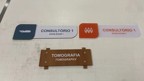 Placas de identificação de consultório e tomografia com grafismos e tipografia