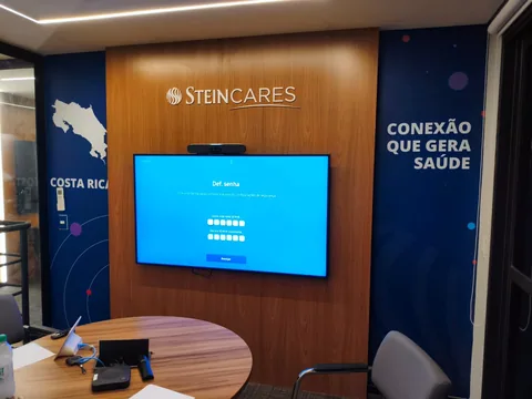 Parede com identidade Steincares em ambiente corporativo