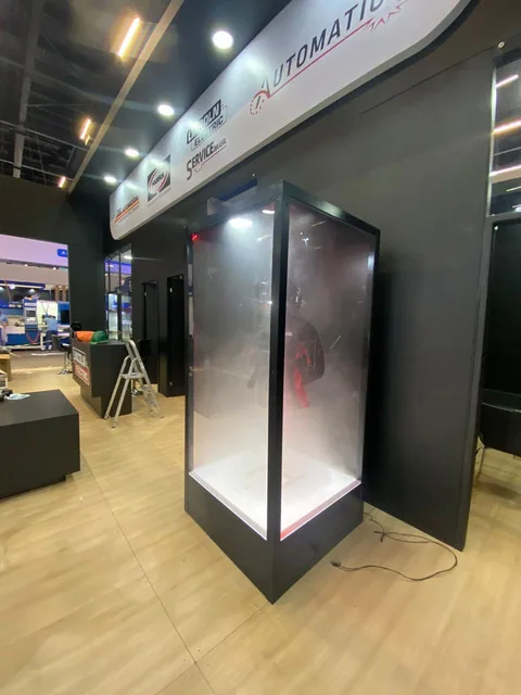 Display vertical iluminado com imagem em exposição