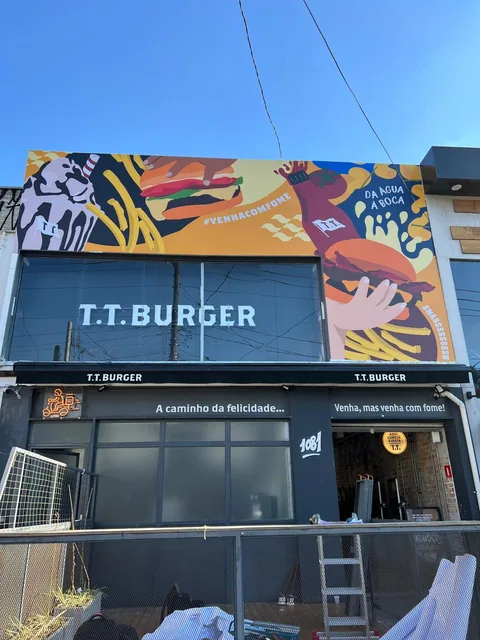 T.T. Burger: cor na fachada