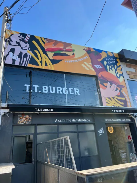 T.T. Burger: cor na fachada